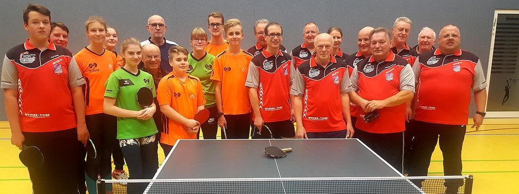 Die Abteilung Tischtennis mit den neuen roten Trikots